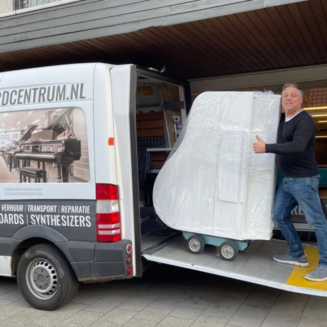 Even naar Wieërt voor levering van een  mooie  witte hoogglans digitale vleugel. Like als je Weert en Keyboardcentrum leuk vindt.