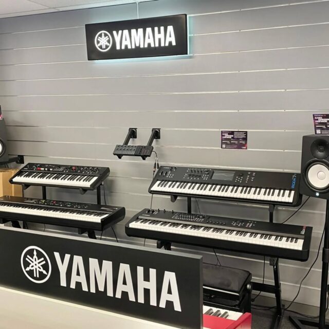 Rik, ,,Mr. Yamaha" bedankt voor de Yamaha lichtbak in onze nieuwe Yamaha wand. Nieuwe MODXM , CP-serie, YC-serie, CK-serie en P525. Ze staan allemaal speelklaar opgesteld bij digitale toetsenspecialist Keyboardcentrum in eindhoven. Like als je Yamaha toetsinstrumenten leuk vindt.