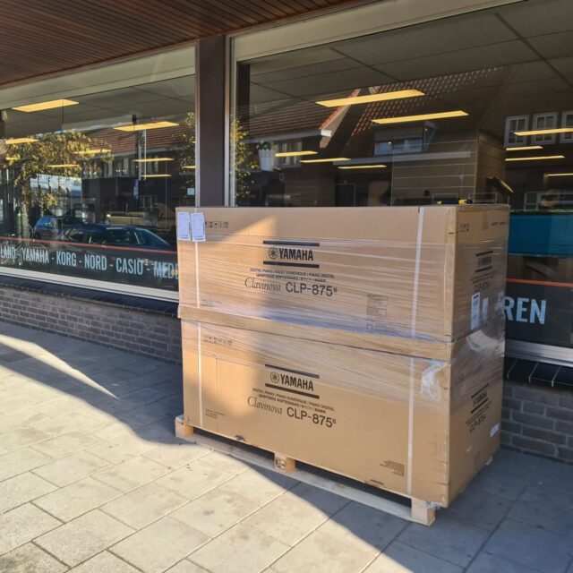 Vandaag mogen we weer  2 digitale piano's Yamaha Clavinova CLP-875 uitleveren!  Bij digitale piano specialist Keyboardcentrum in Eindhoven staat de gehele CLP-Serie speelklaar opgesteld in de showroom. Kom ze uitproberen! De koffie staat klaar en we geven je graag alle info over deze geweldige instrumenten.