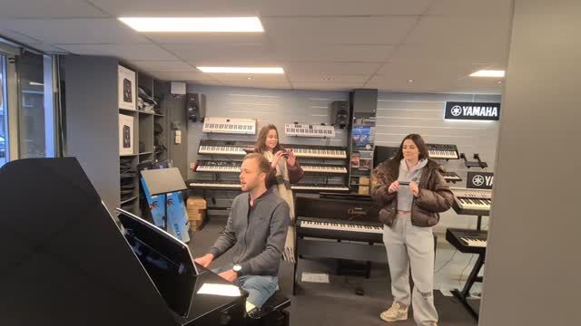 Roos & Xylja zijn super mega blij met hun nieuwe mondharmonica's. Like als je de pianoman en deze topartiesten Roos & Xylja leuk vindt.