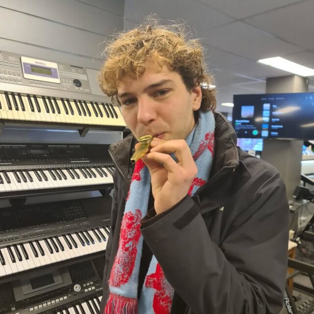 Kunstenaar Jelle Fijan is super blij met zijn nieuwe Kazoo.
